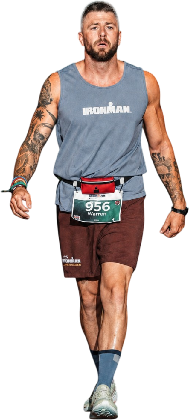 Warren Hovenden à l'arrivée de l'Ironman Copenhagen, dossard visible